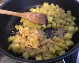 Une image de l'étape 3 de Poêlée de riz et pommes de terre aux tomates séchées et épices indiennes.