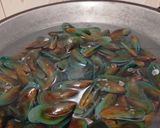 Foto langkah ke 1 dari resep Kerang Hijau Rebus Bumbu Kuning.