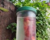 Foto langkah ke 5 dari resep Infused Water Strawberry Grape.