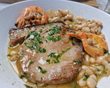Foto del paso 4 de la receta: Atún en salsa verde con alubias y langostinos