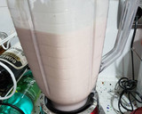 Foto del paso 4 de la receta: Milkshake o Batido de  fresa + frambuesa y brownie!!!