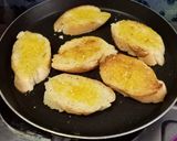Foto langkah ke 1 dari resep Roti Panggang Oles Telur Mayonnaise.