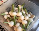 Une image de l'étape 4 de Noix de saint Jacques aux petits oignons blancs.