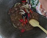 Foto langkah ke 4 dari resep Daging Sapi Masak Lada Hitam.