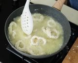 Foto langkah ke 4 dari resep Cumi Goreng Tepung Tapioka Devina Hermawan.
