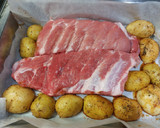 Foto del paso 4 de la receta: Costillas especiadas con patatitas al horno