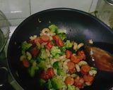 Foto langkah ke 3 dari resep Tumis Makaroni Asam Manis.