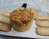 Foto del paso 2 de la receta Tartar de salmón con guacamole y base de cuscús con toque de mayonesa, lima y mostaza
