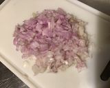 Une image de l'étape 1 de Crevettes marinées oignons de roscoff, ail fumé, citron vert, menthe et coco.