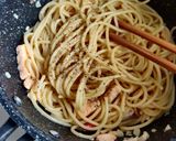 Foto langkah ke 4 dari resep Spaghetti Aglio e Olio with Salmon.
