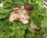Hình bước làm 3 của món Canh Rau Tần Ô Nấu Nấm