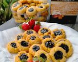 Foto langkah ke 3 dari resep Thumbprint Choco Cheese Cookies.