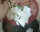 Foto langkah ke 3 dari resep Sayur sop bakso simple.