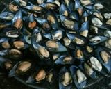 Foto del paso 2 de la receta Mejillones al vapor de vino blanco