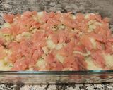 Foto del paso 3 de la receta: Merluza al horno con salmón ahumado, gambas y patatas