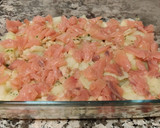 Foto del paso 3 de la receta: Merluza al horno con salmón ahumado, gambas y patatas