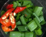 Hình bước làm 1 của món Cá ba sa kho khóm (dứa)