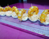 Foto del paso 5 de la receta: Huevos rellenos con langostinos y salmón ahumado