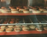 Foto langkah ke 7 dari resep Mocha Macaroons with Chocolate ganache fillings.