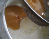 Foto langkah ke 5 dari resep Bolu Karamel 4 Telur.