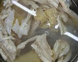 Gambar langkah 1 resipi Sup Sawi, Cendawan Tiram & Suhun Perencah Sup Sayur Adabi.