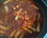 Foto langkah ke 5 dari resep Tteokbokki Sosis saus Gochujang Pedas.