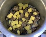 A picture of step 4 of Mutton Maqluba.