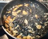 Foto del paso 8 de la receta Fetuccini nero con salsa de mariscos