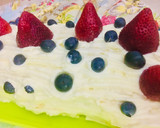 Foto del paso 5 de la receta: PIONONO CON MUCHA CREMA CHANTILLY, FRUTILLAS Y ARANDANOS🫔🍓🫐🫔🫐🍓🫔🍓🫐