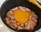 Foto del paso 3 de la receta: Salchichas guisadas con patatas y calabaza al tandoori masala