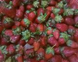 A picture of step 1 of Frozen strawberries.