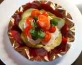 Foto del passaggio 4 della ricetta Fiori di verdure con formaggio e salmone