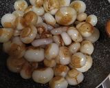 Foto del passaggio 2 della ricetta Cipolle Borrettane alla Soia