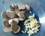 Foto langkah ke 2 dari resep Tumis brokoli wortel bakso.