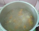 Foto langkah ke 4 dari resep Sayur Sop Bening Sosis.