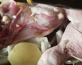 Foto del paso 3 de la receta: Cuartos de pollo al horno