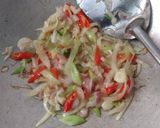 Foto langkah ke 3 dari resep Oseng Kikil Bumbu Kecap.