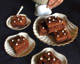 A picture of step 6 of Choco Chip Fudgy Cake.