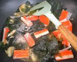 Foto langkah ke 7 dari resep Sup Rumput Laut / Miyeokguk.