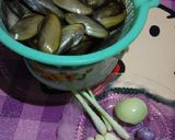 Foto langkah ke 2 dari resep Tumis Kijing (kerang air tawar) Simple.