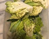 Foto del passaggio 1 della ricetta Vellutata di cavolo romanesco e gamberi