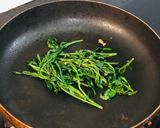 Hình bước làm 1 của món Đùi gà tần ngải cứu