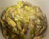 Foto del paso 4 de la receta: Garbanzos con Sepia, Puerros y Alcachofas…