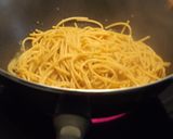Foto del paso 2 de la receta: Atún rojo al ajillo con spaghetti integrales