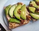 Foto del paso 3 de la receta: Tostada de hummus y aguacate
