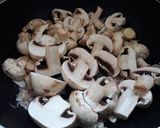 Foto langkah ke 3 dari resep TUMIS JAMUR KANCING CABE HIJAU (Jamur Champignon).