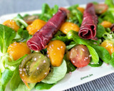 Foto del paso 5 de la receta: Ensalada de canónigos con cecina y nísperos