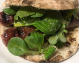 Foto del paso 8 de la receta: Bocadillo de pan de pita y longanizas a la brasa