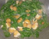 Foto langkah ke 3 dari resep Bening Bayam Tahu Kopong.