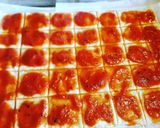 Foto del passaggio 3 della ricetta Pizzette dell'ultimo minuto con pasta sfoglia e base per pizza